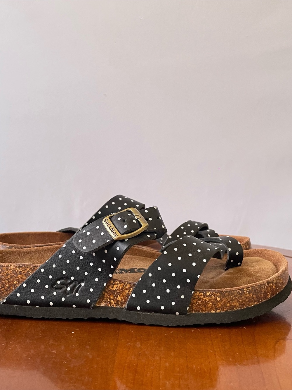 SoftMoc black and white polka dot toe-loop strappy sandals | US 9